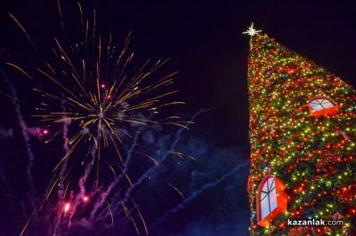 Грейнаха светлините на коледната елха в Казанлък 