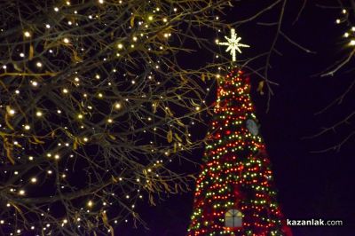 Със засияването на коледната елха започна празничната приказка на Казанлък 