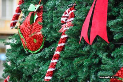 Грейнаха светлините на коледната елха в Казанлък 