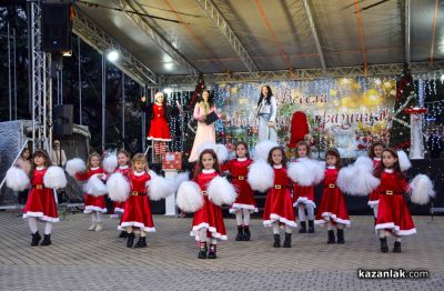 Грейнаха светлините на коледната елха в Казанлък 