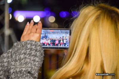 Грейнаха светлините на коледната елха в Казанлък 