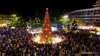 Грейнаха светлините на коледната елха в Казанлък 