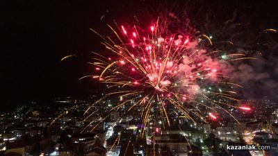 Грейнаха светлините на коледната елха в Казанлък 