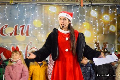 Грейнаха светлините на коледната елха в Казанлък 