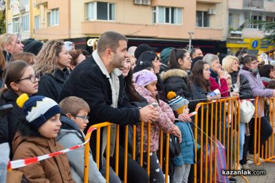 Грейнаха светлините на коледната елха в Казанлък 