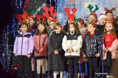 Грейнаха светлините на коледната елха в Казанлък 