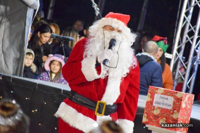 Грейнаха светлините на коледната елха в Казанлък 