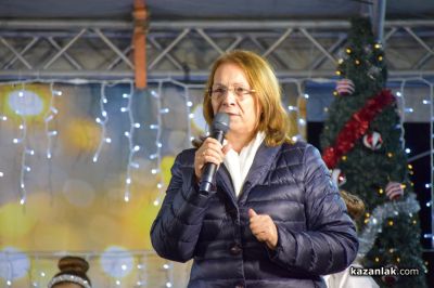 Грейнаха светлините на коледната елха в Казанлък 