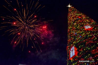 Грейнаха светлините на коледната елха в Казанлък 