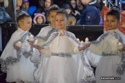 Грейнаха светлините на коледната елха в Казанлък 