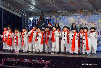 Грейнаха светлините на коледната елха в Казанлък 