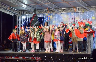 Грейнаха светлините на коледната елха в Казанлък 