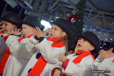 Грейнаха светлините на коледната елха в Казанлък 