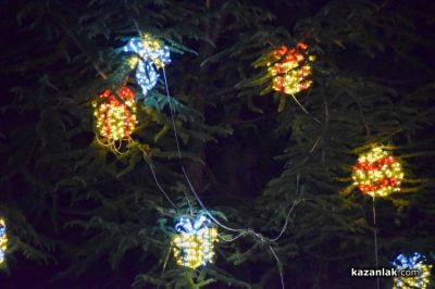 Грейнаха светлините на коледната елха в Казанлък 