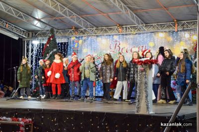 Грейнаха светлините на коледната елха в Казанлък 