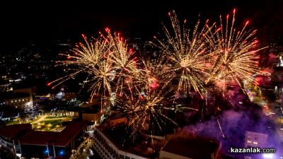 Грейнаха светлините на коледната елха в Казанлък 