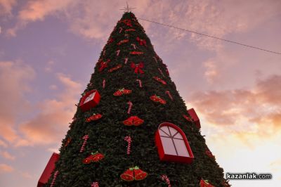Грейнаха светлините на коледната елха в Казанлък 