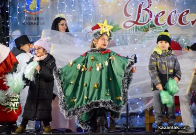 Грейнаха светлините на коледната елха в Казанлък 