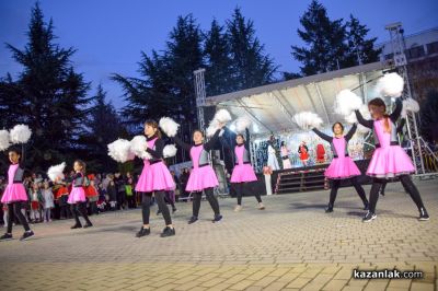 Грейнаха светлините на коледната елха в Казанлък 