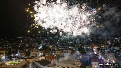 Грейнаха светлините на коледната елха в Казанлък 