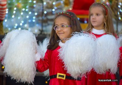 Грейнаха светлините на коледната елха в Казанлък 