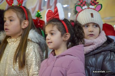 Грейнаха светлините на коледната елха в Казанлък 