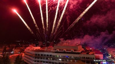 Грейнаха светлините на коледната елха в Казанлък 