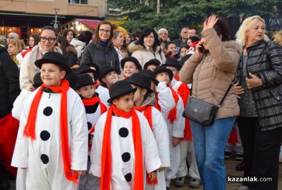 Грейнаха светлините на коледната елха в Казанлък 