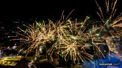 Грейнаха светлините на коледната елха в Казанлък 