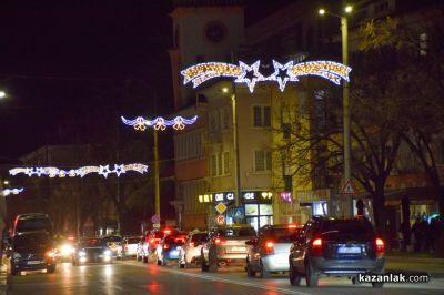 Грейнаха светлините на коледната елха в Казанлък 