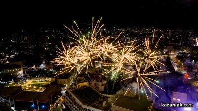 Грейнаха светлините на коледната елха в Казанлък 