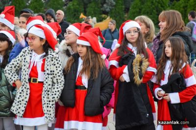 Със засияването на коледната елха започна празничната приказка на Казанлък 