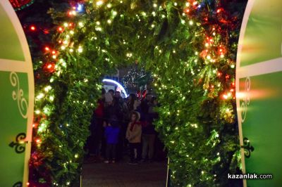 Грейнаха светлините на коледната елха в Казанлък 