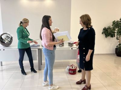 Топъл старт на новия живот: Община Казанлък подпомогна родители на 16 новородени бебета