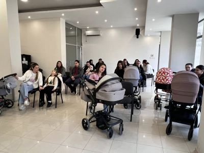 Топъл старт на новия живот: Община Казанлък подпомогна родители на 16 новородени бебета