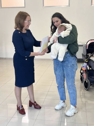 Топъл старт на новия живот: Община Казанлък подпомогна родители на 16 новородени бебета