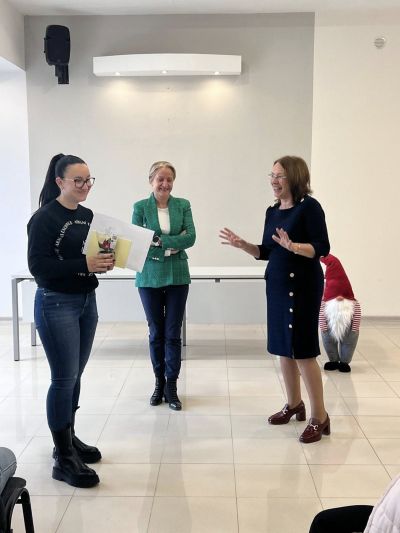 Топъл старт на новия живот: Община Казанлък подпомогна родители на 16 новородени бебета