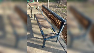 Община Казанлък порицава вандалската проява, насочена към пейката за кърмене в парк “Розариум” / Новини от Казанлък