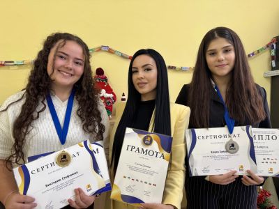 Ученици от ПХГ “Св. Св. Кирил Методий” - Казанлък със златен и сребърен медал на олимпиадата по български език / Новини от Казанлък