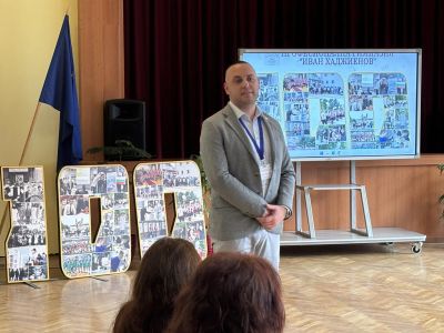 Уникална среща събра в ПГ “Иван Хаджиенов“ възпитаници на вековното училище, избрали да се посветят на учителската професия