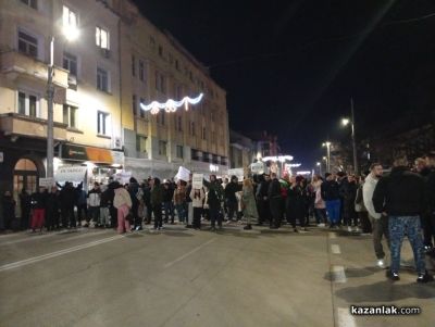 Мирен граждански протест на централния площад в Казанлък с искане за оставка на правителството 