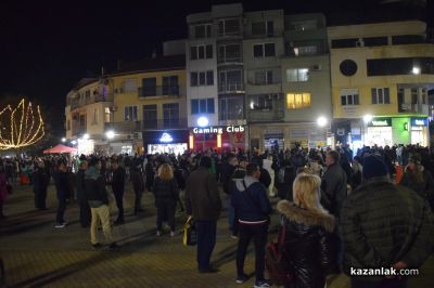 Мирен граждански протест на централния площад в Казанлък с искане за оставка на правителството 