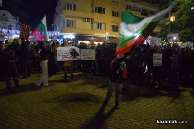Мирен граждански протест на централния площад в Казанлък с искане за оставка на правителството 