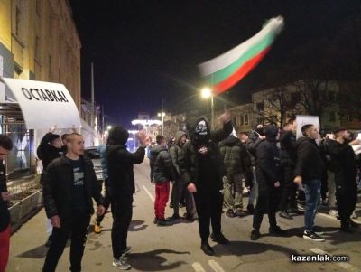 Мирен граждански протест на централния площад в Казанлък с искане за оставка на правителството 