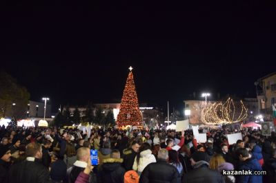 Мирен граждански протест на централния площад в Казанлък с искане за оставка на правителството 