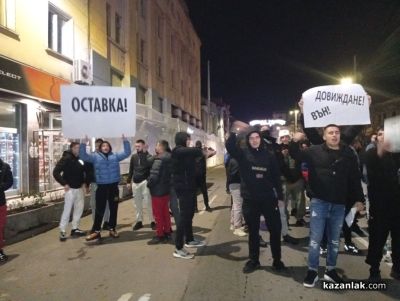 Мирен граждански протест на централния площад в Казанлък с искане за оставка на правителството 