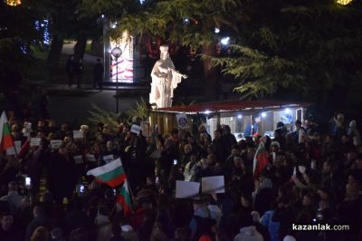 Мирен граждански протест на централния площад в Казанлък с искане за оставка на правителството 