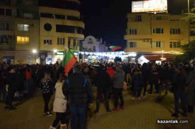 Мирен граждански протест на централния площад в Казанлък с искане за оставка на правителството 