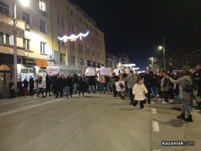Мирен граждански протест на централния площад в Казанлък с искане за оставка на правителството 