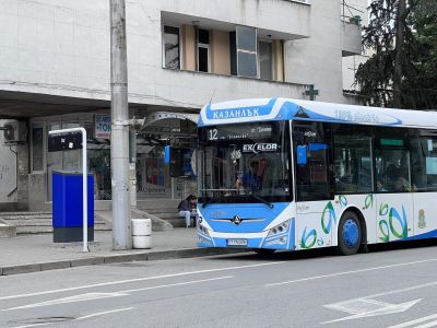 Коледната магия пристига по автобусна линия № 12 / Новини от Казанлък